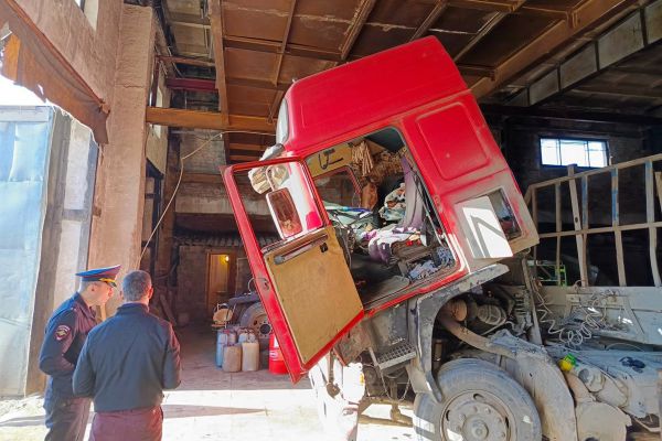 В Нижнем Тагиле водитель погиб во время ремонта грузового автомобиля