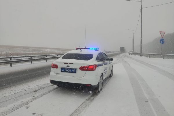 Ситуация на дорогах Свердловской области осложнилась из-за снегопада