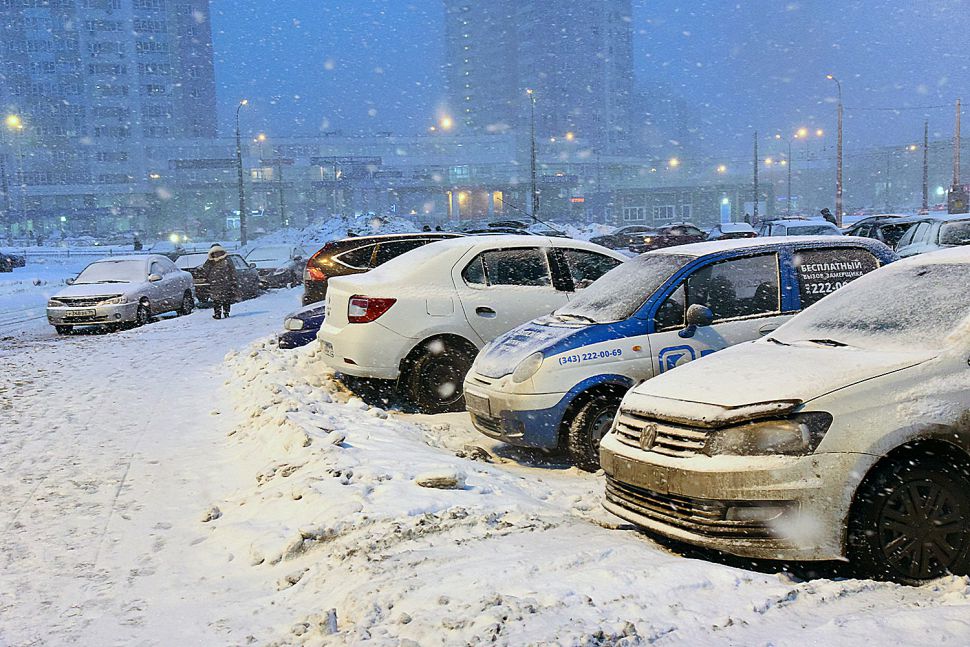 Екатеринбург завалило снегом