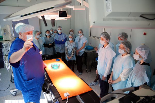 В Екатеринбурге учеников медицинского класса познакомили с тонкостями профессии врача