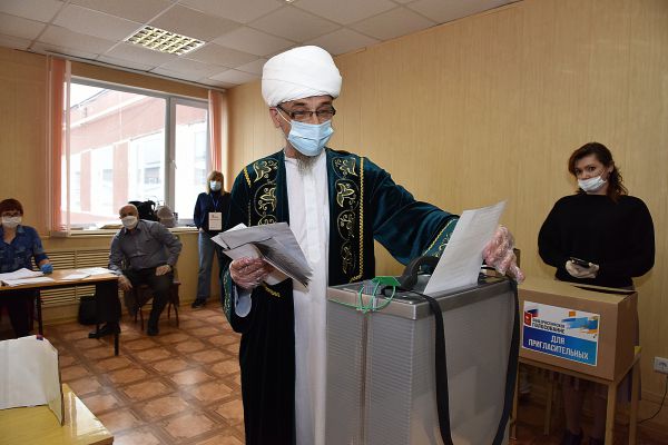 Специальный репортаж: за поправки к Конституции проголосовали муфтий и спикер Заксобрания