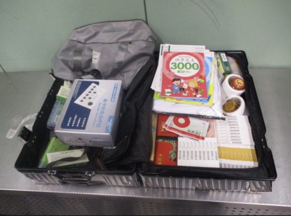 В аэропорту Кольцово у пассажира из Харбина изъяли 30 кг медизделий и препаратов традиционной китайской медицины