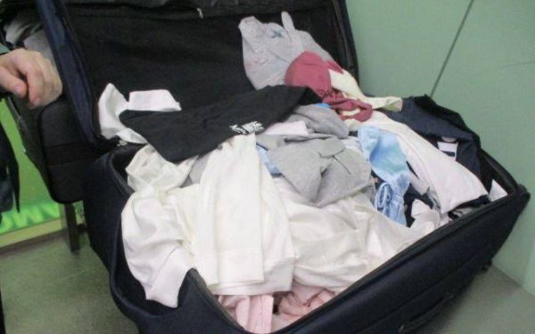 «Блогерский подарок» на 100 кг: в Кольцово задержали туристов с нелегальным товаром