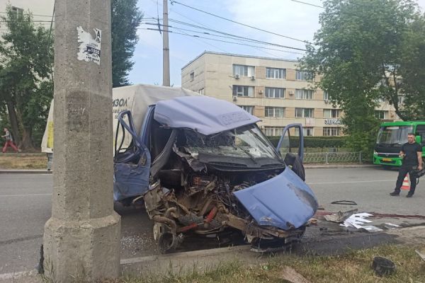 В Екатеринбурге «ГАЗель» врезалась в столб на Посадской и перевернулась