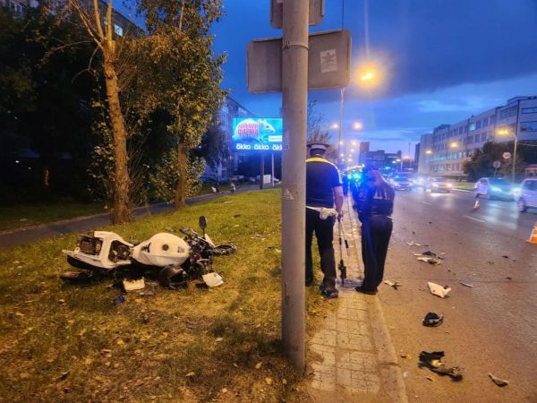Смертельная трагедия на одной из самых загруженных улиц уральской столицы: легковушка столкнулась с мотоциклом. Байкер погиб