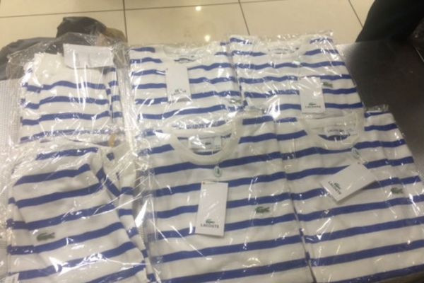 27 килограммов контрафакта: уральские таможенники перехватили партию футболок и рубашек