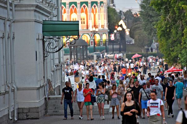 Фоторепортаж: ночью по Екатеринбургу гуляли тысячи горожан, которые днем умирали от жары