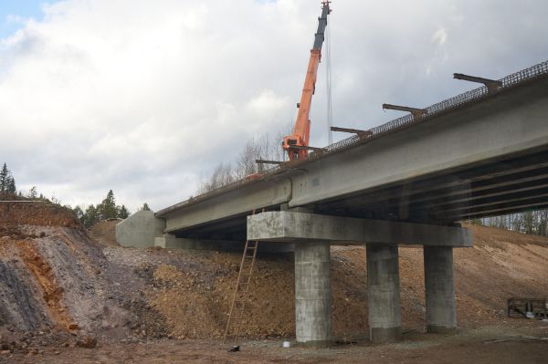 На Челябинском тракте восстановили движение под мостом, который зимой разрушил грузовик