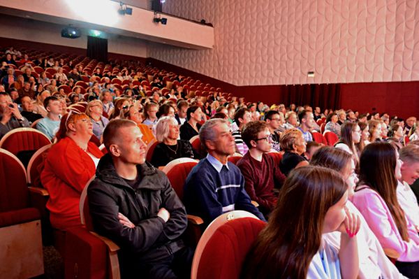 В Каменске-Уральском открылся Всероссийский фестиваль профессиональных театров «Гибрид»