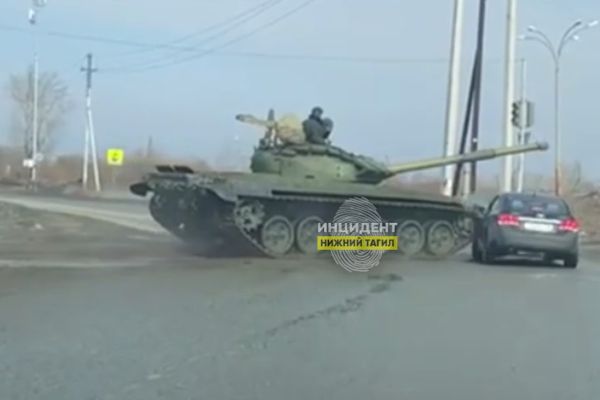 В Нижнем Тагиле танк не поделил дорогу с легковушкой