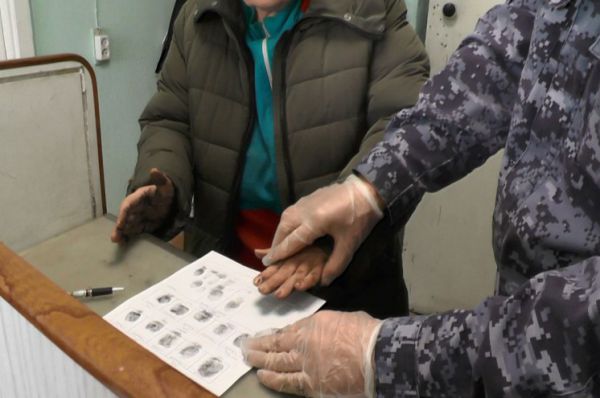 Сотрудники полиции задержали подозреваемую в осквернении мемориала в Серове