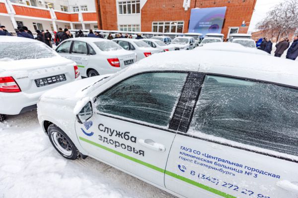 В Екатеринбурге медучреждениям передали служебные автомобили