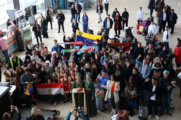 В аэропорту Кольцово встретили 57 иностранных участников Всемирного фестиваля молодежи