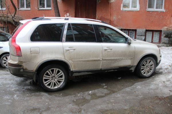 В Екатеринбурге мужчина лишился Volvo из-за долга в 100 тысяч рублей