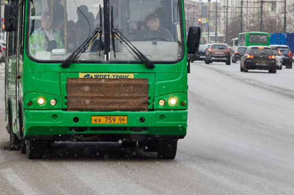 В Екатеринбурге автобус вылетел с дороги у Таганского ряда