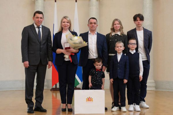 Евгений Куйвашев вручил многодетным семьям государственные награды