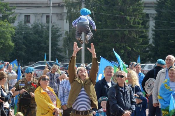 В Екатеринбурге из-за шествия десантников перекрыли проспект Ленина