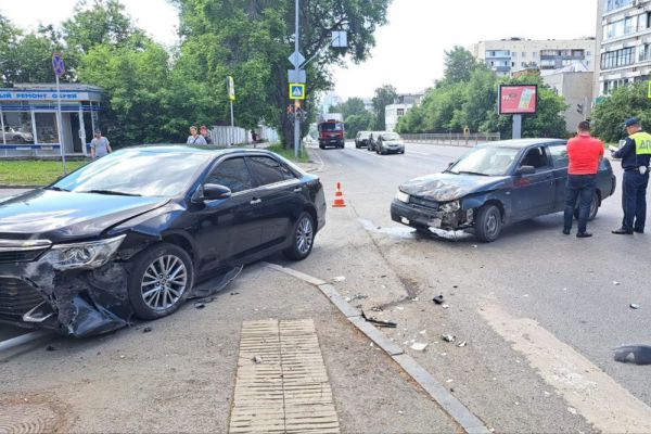 В Екатеринбурге иномарка столкнулась с «десяткой» и отлетела в пешеходов