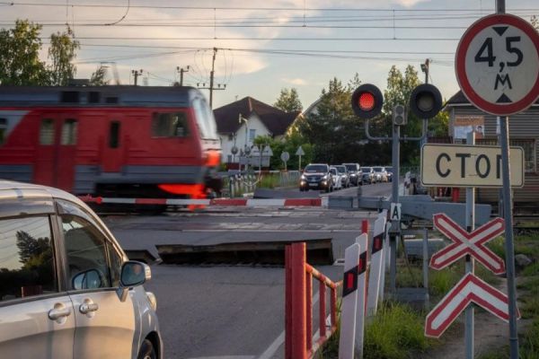 Водители стали чаще нарушать правила движения на железнодорожных переездах СвЖД