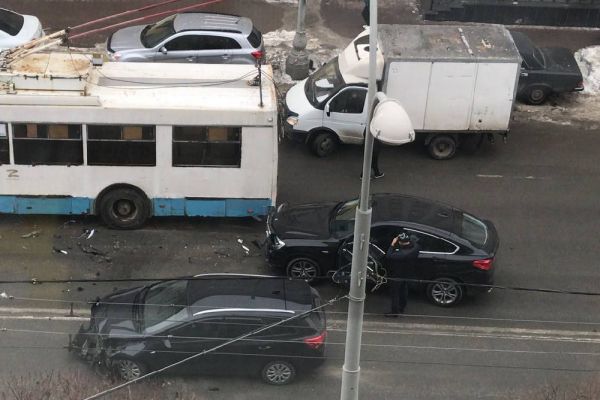 В центре Екатеринбурга троллейбус угодил в массовое ДТП