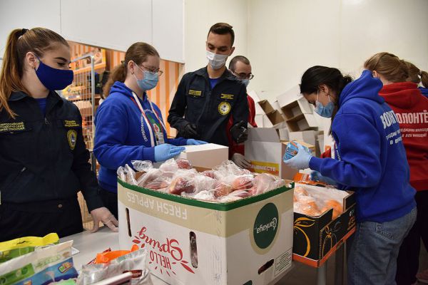 Екатеринбуржцы собирают деньги для покупки необходимых вещей жителям ДНР и ЛНР