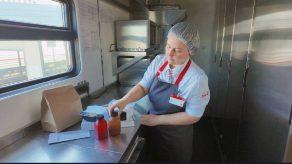Как в ресторане, только в поезде. Пассажиры рейсов Екатеринбург – Кисловодск смогут заказать еду прямо в купе