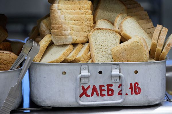 В Нижнем Тагиле детей в школьной столовой накормили хлебом со стеклом
