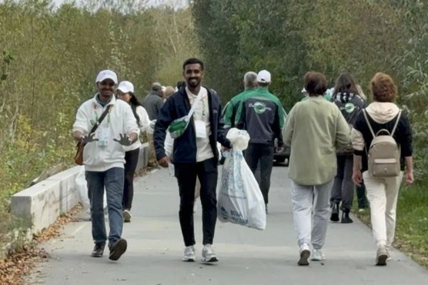 Участники фестиваля молодежи убрали мусор на берегу озера Шарташ и захотели проводить экосубботники у себя на родине