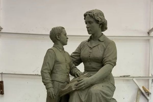 В Екатеринбурге мастера завершают изготовление монумента первому учителю 