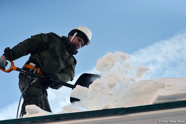 Пока глыба не упала на голову: власти напомнили коммунальщикам, что они обязаны вовремя чистить крыши