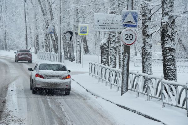 В Екатеринбурге легковушка не уступила дорогу автобусу и спровоцировала массовое ДТП