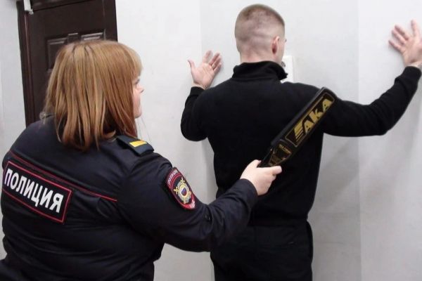 Свердловские полицейские задержали курьера, похитившего у учителя физкультуры 6 млн рублей