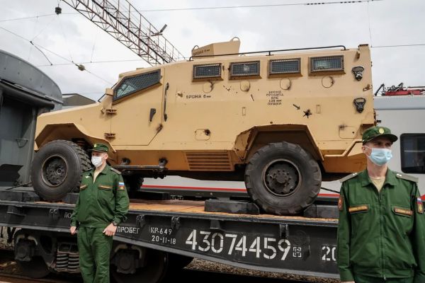 Фоторепортаж: в Екатеринбург привезли Т-90 и военные трофеи из Сирии