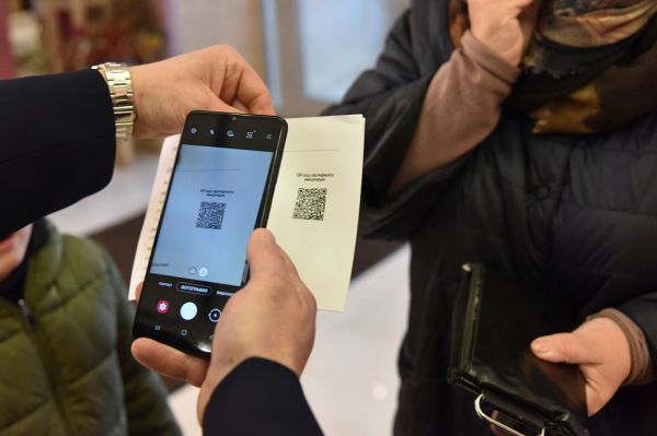 В Екатеринбурге медик попалась на подделке QR-кодов для антипрививочников