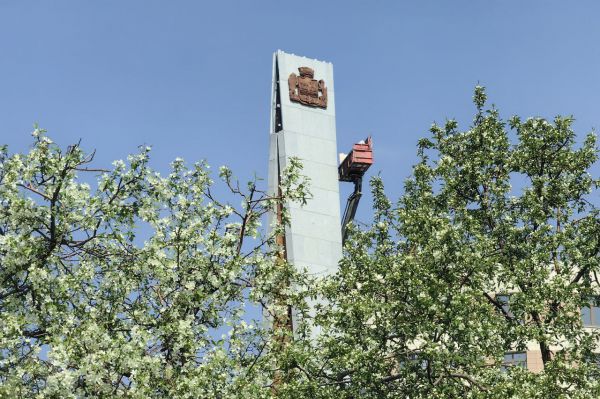 На стеле «Город трудовой доблести» установили герб Екатеринбурга