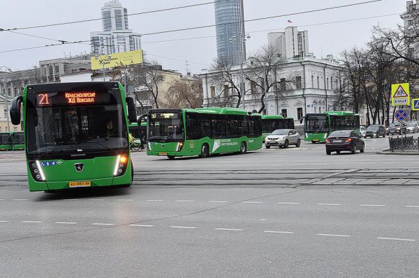 В Екатеринбурге из-за перекрытий в Академическом изменятся маршруты автобусов