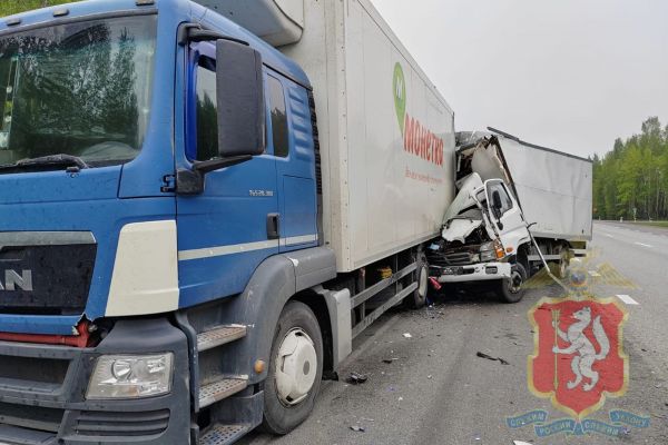 На Среднем Урале водитель грузовика уснул за рулем и врезался в фуру