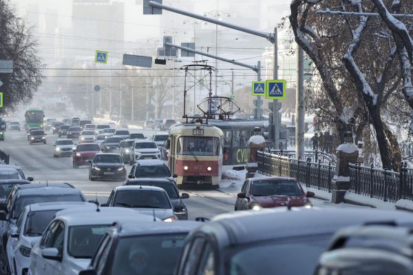 В Екатеринбурге из-за повреждения контактной сети встали трамваи на Луначарского