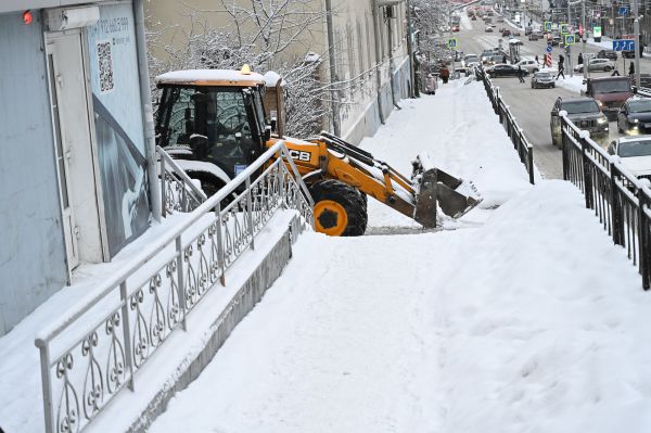 Разгребать сугробы на улицах уральской столицы вышли 236 машин и 455 рабочих