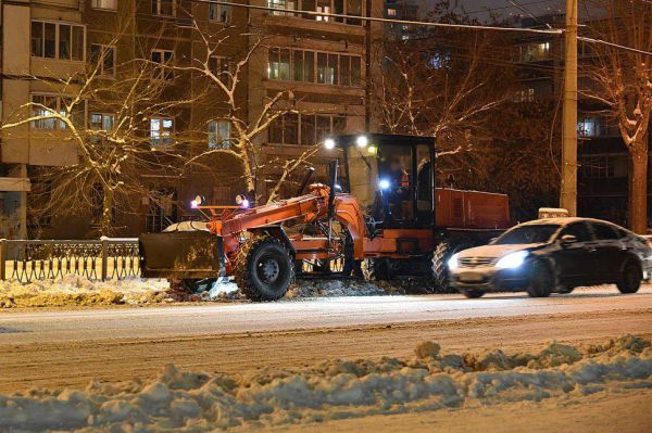 Уральские горы: на Уралмаше трактор перебрасывал снег из одного двора в другой