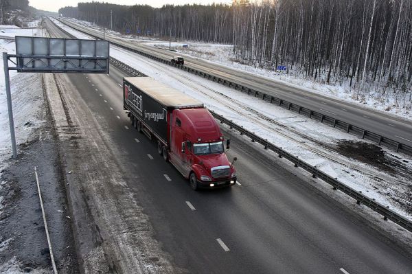 Из-за снега на дорогое фура парализовала движение на Серовском тракте