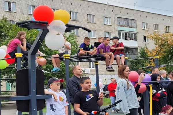 В Каменске-Уральском всем миром построили спортплощадку в окраинном поселке