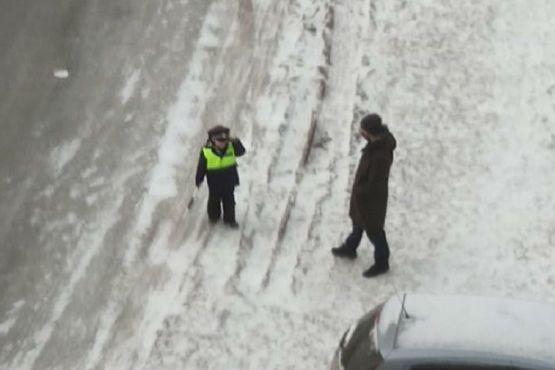 Автоинспектор с юных лет: в Екатеринбурге один из перекрестков патрулировал ребенок