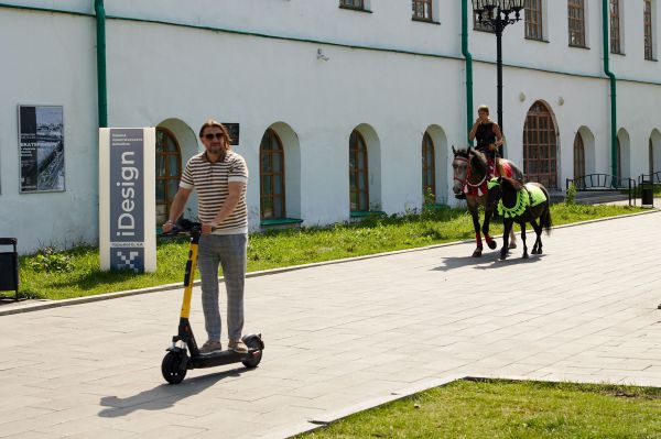 Уральцы хотели бы, чтобы самокатчики платили крупные штрафы за неадекватное поведение на улицах