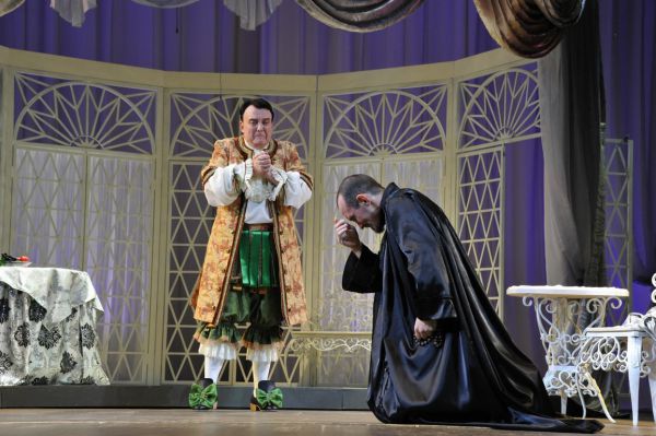 Тартюф запел на сцене тагильской драмы