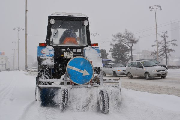 Это вам не май месяц: больше двухсот машин борются со снегом на дорогах