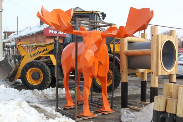 В Каменске-Уральском появился новый арт-объект — двойник оранжевого лося
