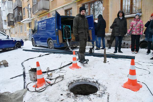 На Уралмаше в жилом доме лопнула труба с горячей водой