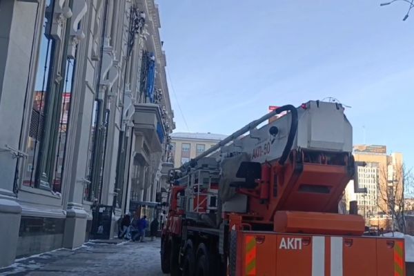 В Екатеринбурге к «Пассажу» съехались пожарные машины