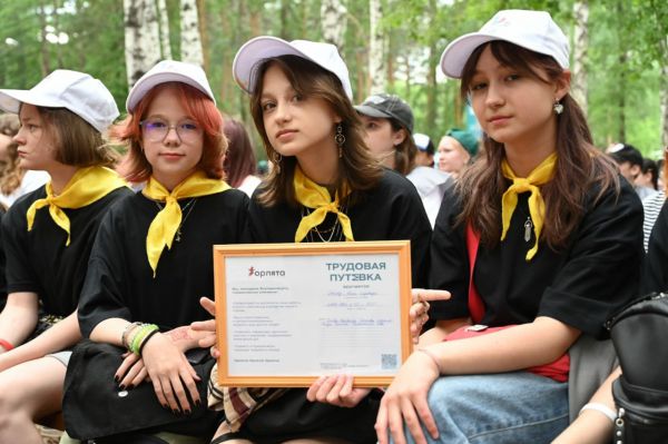 В Екатеринбурге более 300 подростков вступили в трудовой отряд мэра
